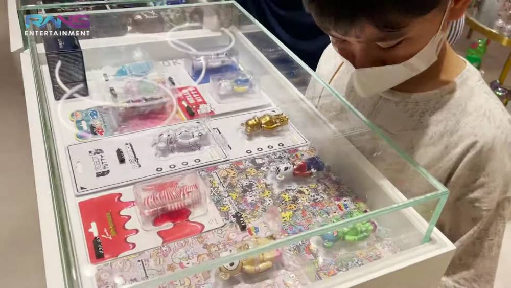 Rafathar ketika memilih figurine KAWS (youtube.com/RansEntertainment)