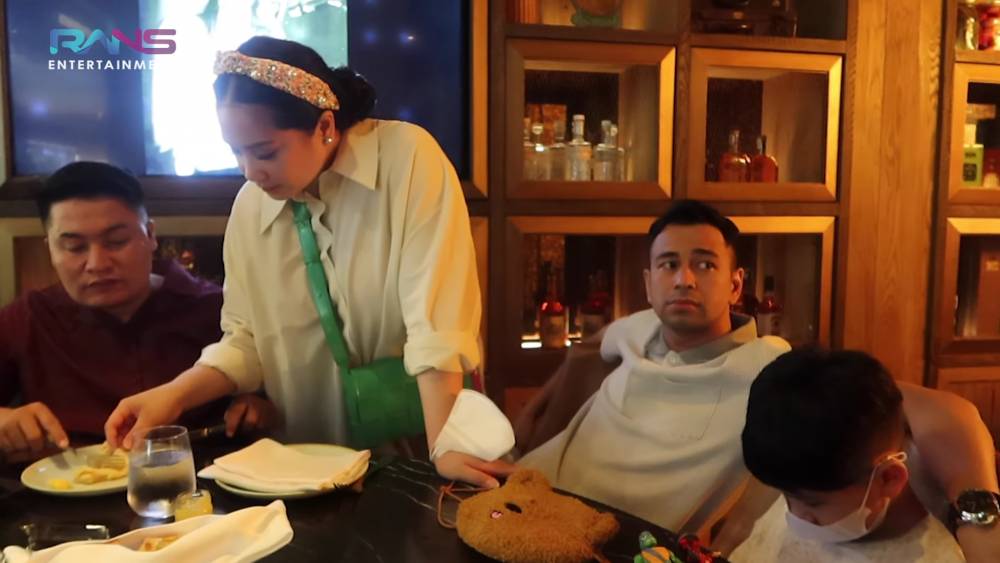 Raffi-Nagita dan keluarga saat makan bersama di Singapur (youtube.com/RansEntertainment)