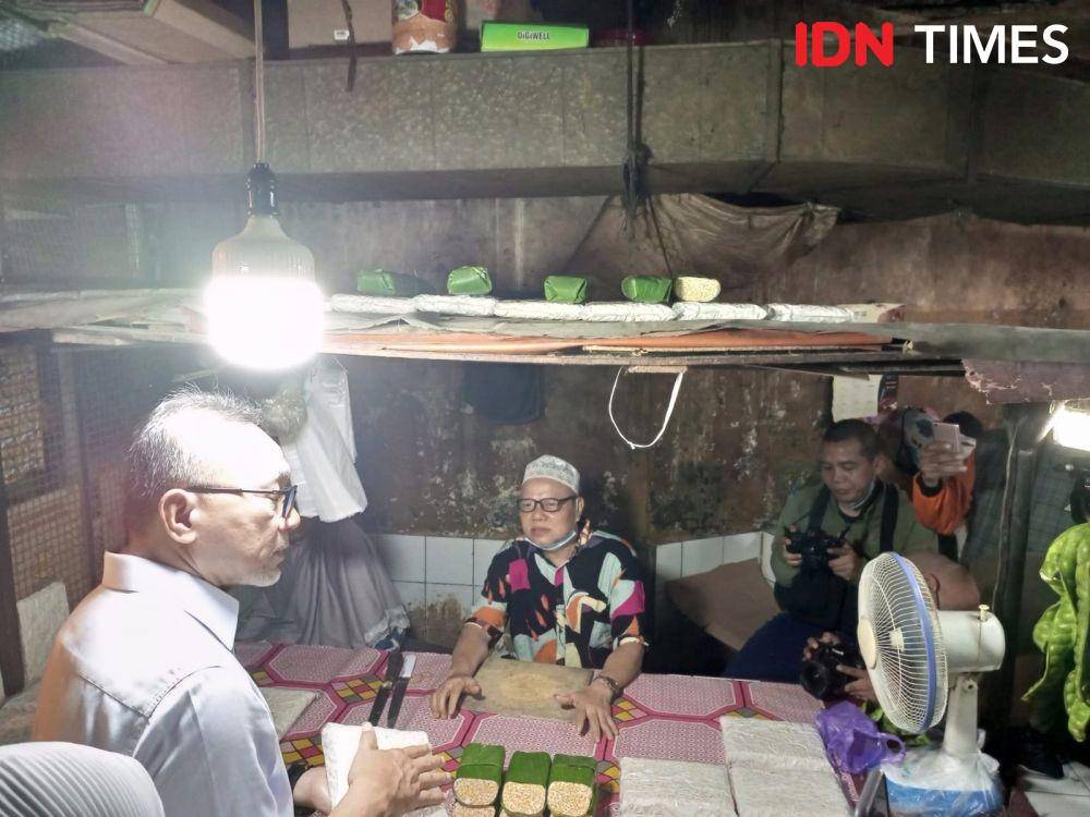 Menteri Perdagangan Zulkifli Hasan perdana turun ke pasar pada Kamis (16/6/2022). (IDN Times/Hafit Yudi Suprobo)