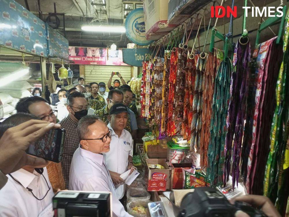 Menteri Perdagangan Zulkifli Hasan perdana turun ke pasar pada Kamis (16/6/2022). (IDN Times/Hafit Yudi Suprobo)