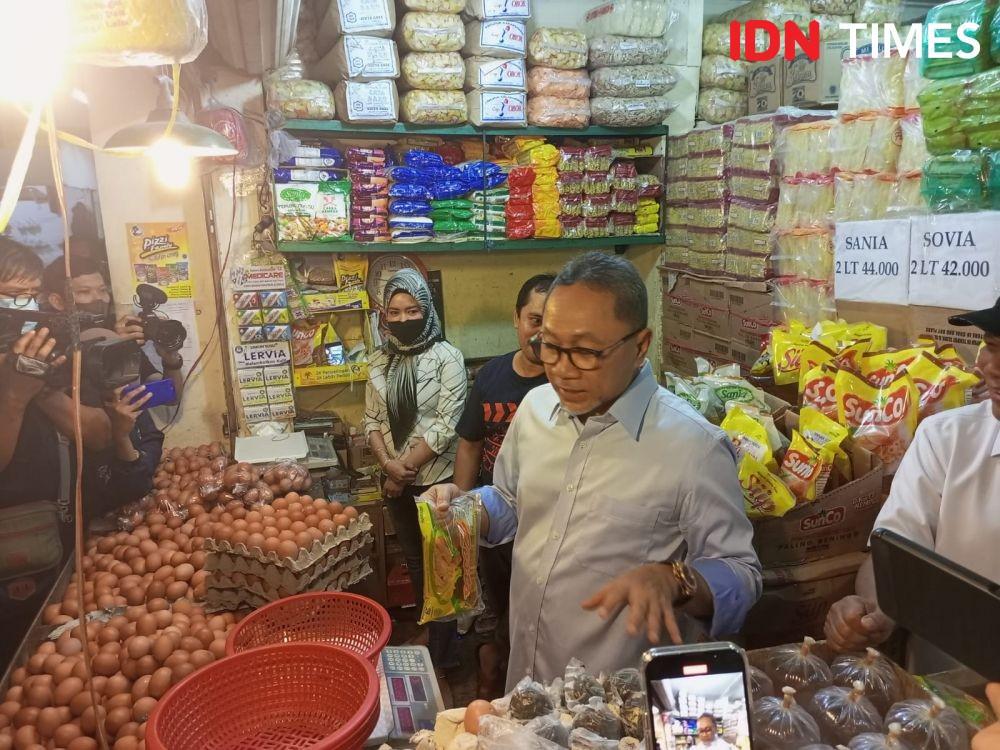 Menteri Perdagangan Zulkifli Hasan perdana turun ke pasar pada Kamis (16/6/2022). (IDN Times/Hafit Yudi Suprobo)