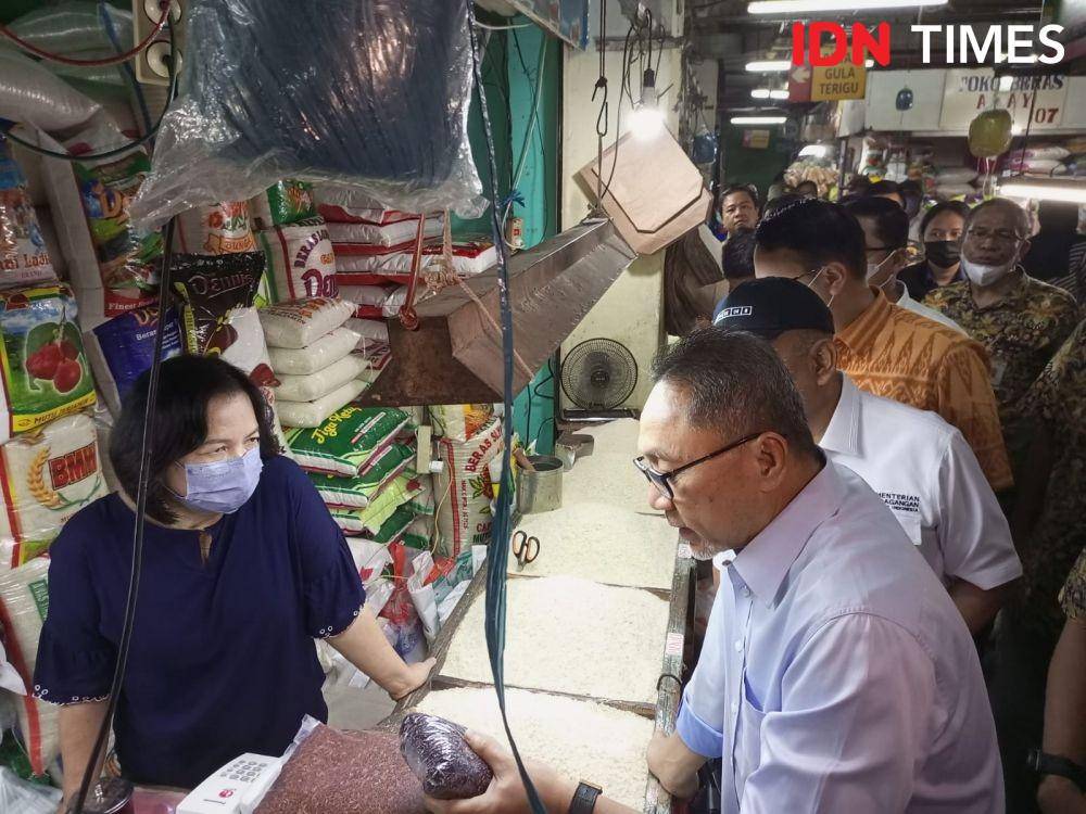 Menteri Perdagangan Zulkifli Hasan perdana turun ke pasar pada Kamis (16/6/2022). (IDN Times/Hafit Yudi Suprobo)