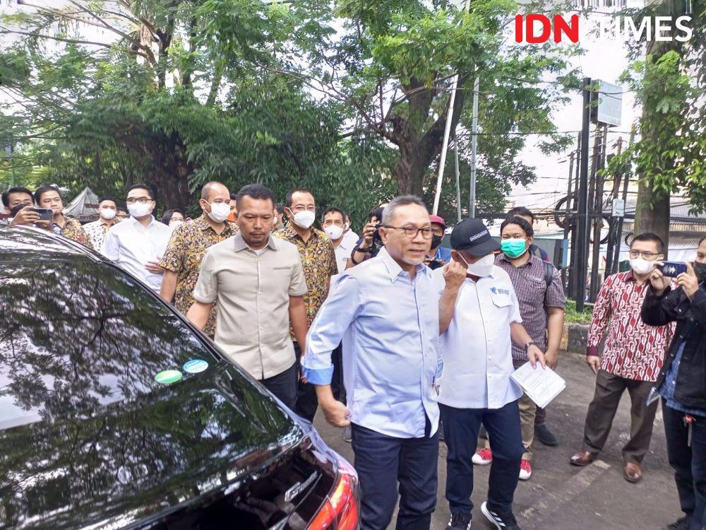 Menteri Perdagangan Zulkifli Hasan perdana turun ke pasar pada Kamis (16/6/2022). (IDN Times/Hafit Yudi Suprobo)