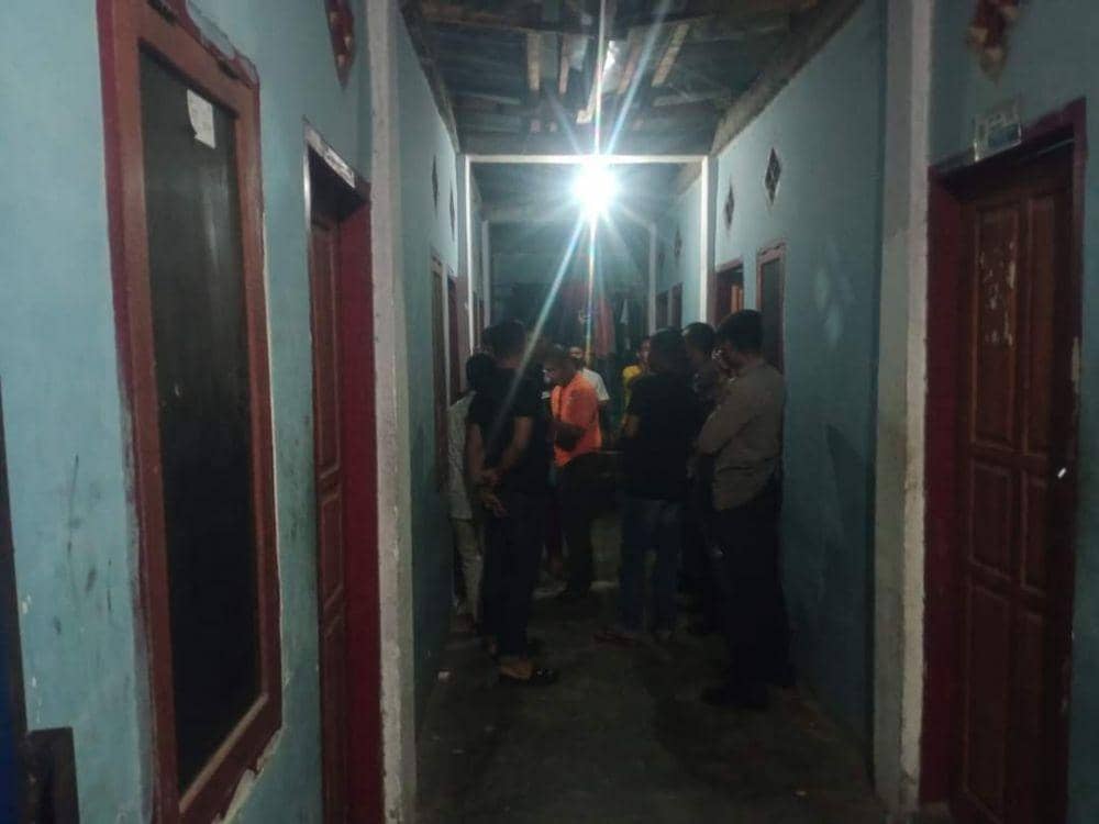 Polisi datang ke lokasi penemuan mayat bayi yang terbungkus kantong plastik (Dok Polres Bima Kota)