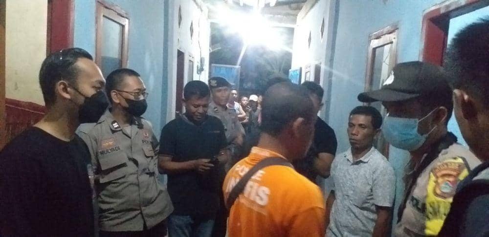 Polisi datang ke lokasi penemuan mayat bayi yang terbungkus kantong plastik (Dok Polres Bima Kota)