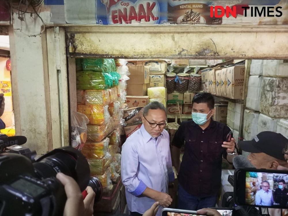Menteri Perdagangan Zulkifli Hasan perdana turun ke pasar pada Kamis (16/6/2022). (IDN Times/Hafit Yudi Suprobo)