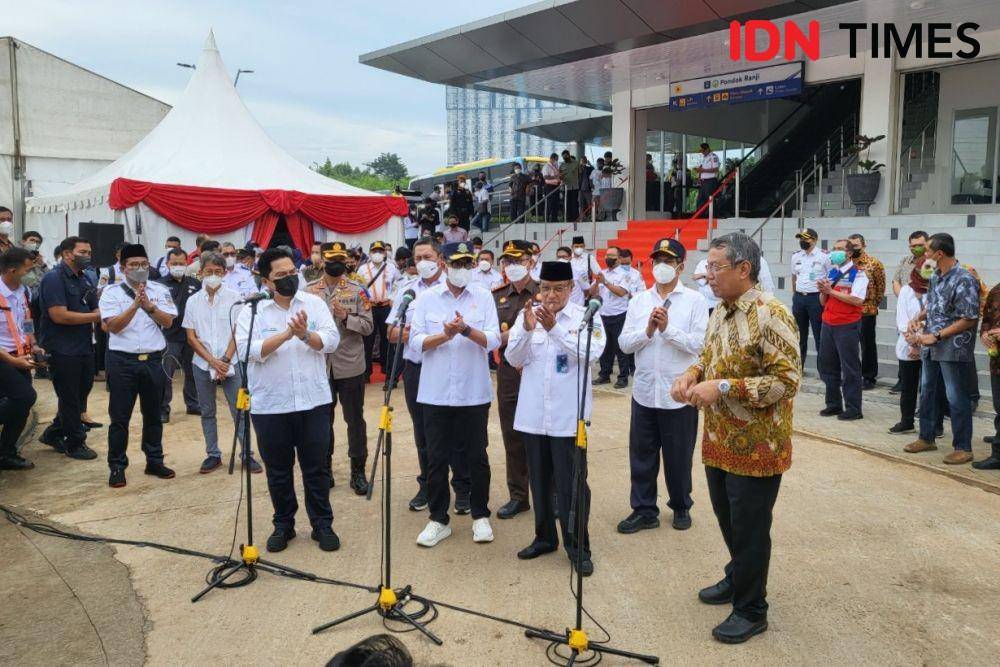 Menteri BUMN, Erick Thohir, Menteri Perhubungan, Budi Karya Sumadi bersama dengan Wali Kota Tangsel, Benyamin Davnie dan Komisaris Utama PT KAI, Said Aqil Sirodj di Stasiun Pondok Ranji (IDN Times/Ridwan Aji Pitoko)