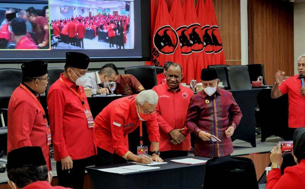 Kepala/wakil kepala daerah dari PDIP tanda tangan surat pernyataan tidak korupsi (dok. PDI Perjuangan)