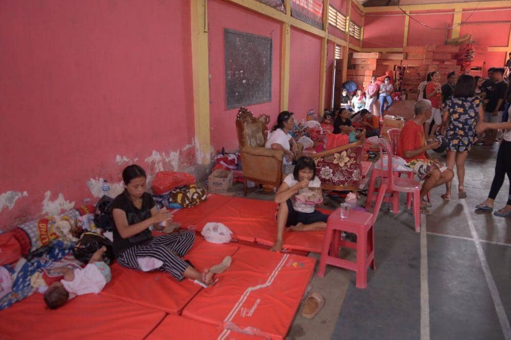 Warga yang mengungsi di posko tanggap darurat Amurang, Minahasa Selatan, Kamis (16/6/2022). IDNTimes/Ungke Pepotoh/bt