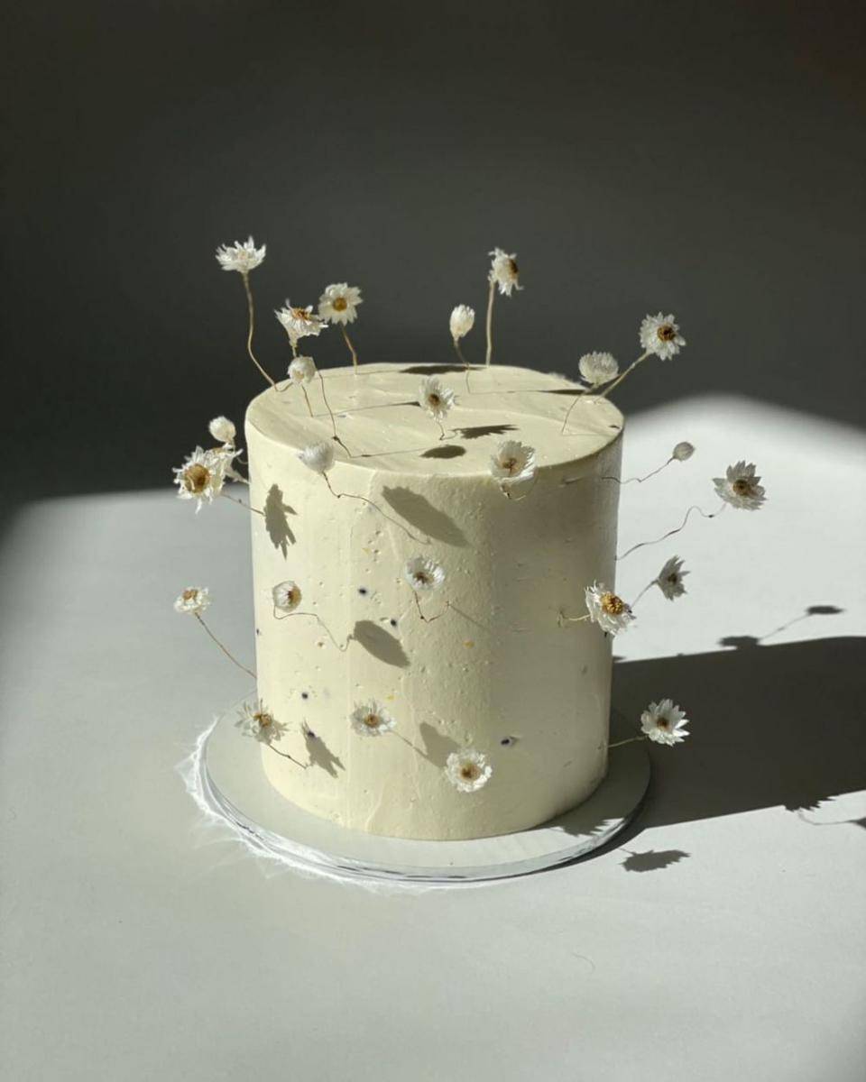 kue minimalis dengan hiasan bunga (instagram.com/yip.studio_)
