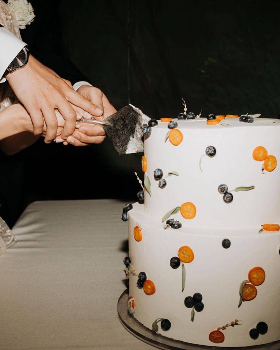 kue minimalis dengan hiasan buah (instagram.com/yip.studio_)