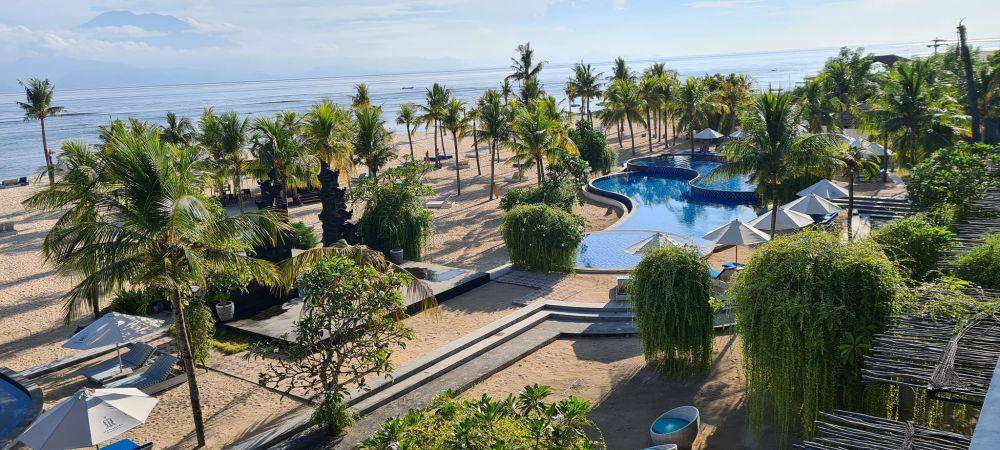 Kolam renang di Mahagiri Resort (dok. pribadi/Anne Yaa)