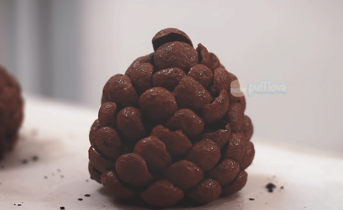 ilustrasi kue biji pinus (youtube.com/pufflova)