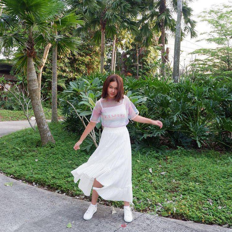 Padu padan rok ala Rebecca Klopper (instagram.com/rklopperr)
