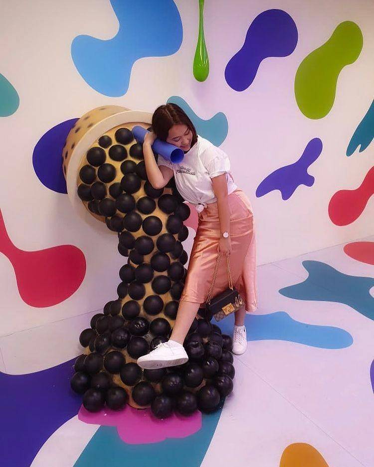 Padu padan rok ala Rebecca Klopper (instagram.com/rklopperr)