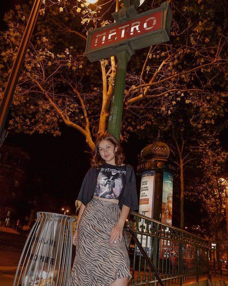 Padu padan rok ala Rebecca Klopper (instagram.com/rklopperr)