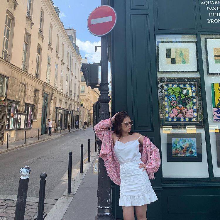 Padu padan rok ala Rebecca Klopper (instagram.com/rklopperr)
