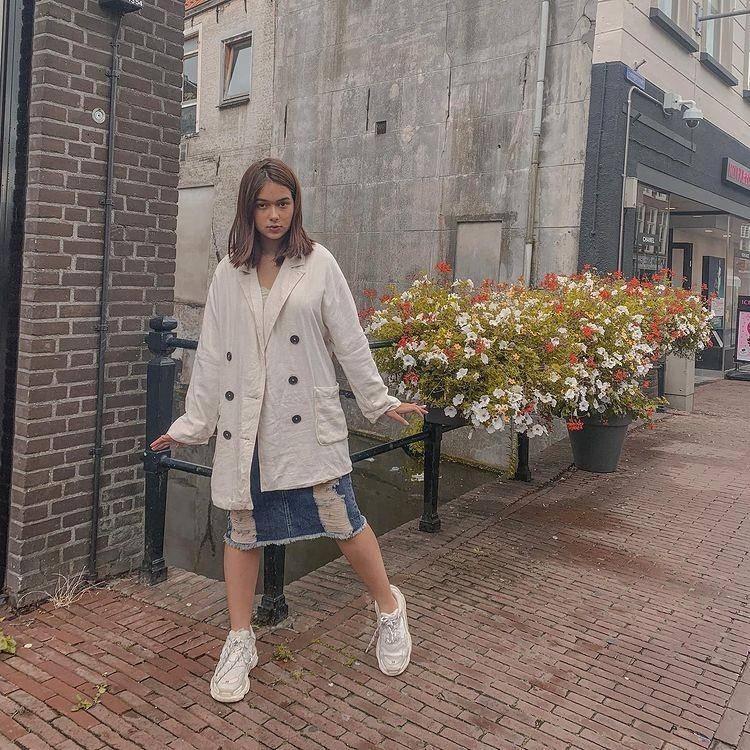 Padu padan rok ala Rebecca Klopper (instagram.com/rklopperr)
