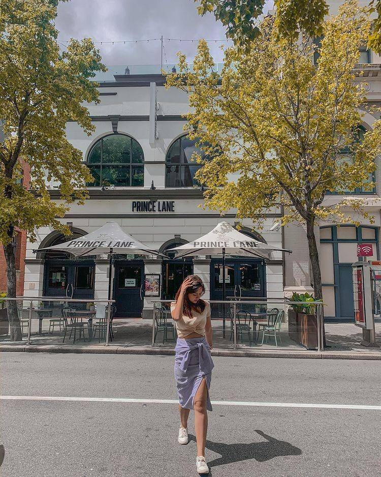 Padu padan rok ala Rebecca Klopper (instagram.com/rklopperr)