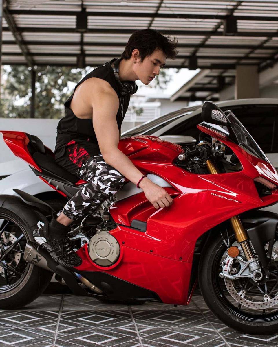 Pavel Phoom (instagram.com/pavelphoom)