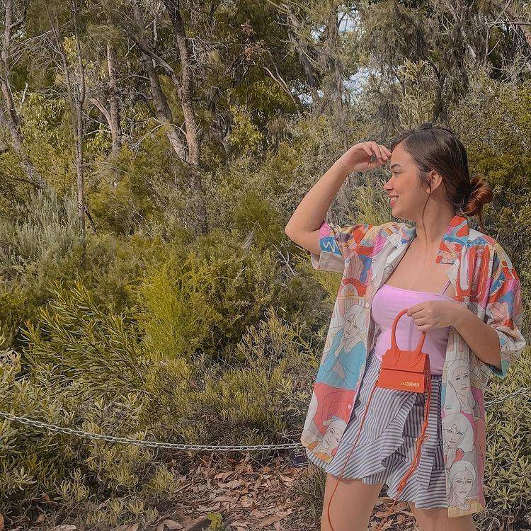 Padu padan rok ala Rebecca Klopper (instagram.com/rklopperr)
