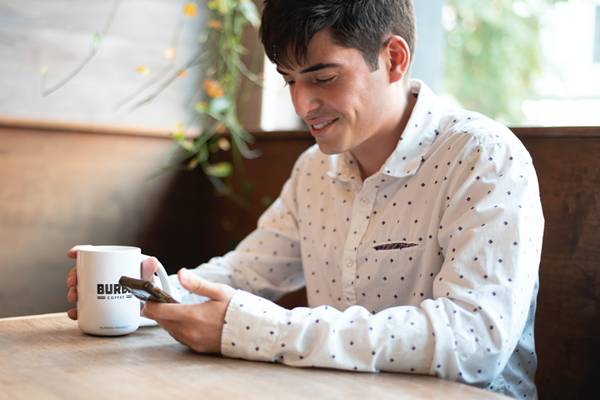 Cara memulai percakapan di Bumble dengan merayu (unsplash.com/curvd)