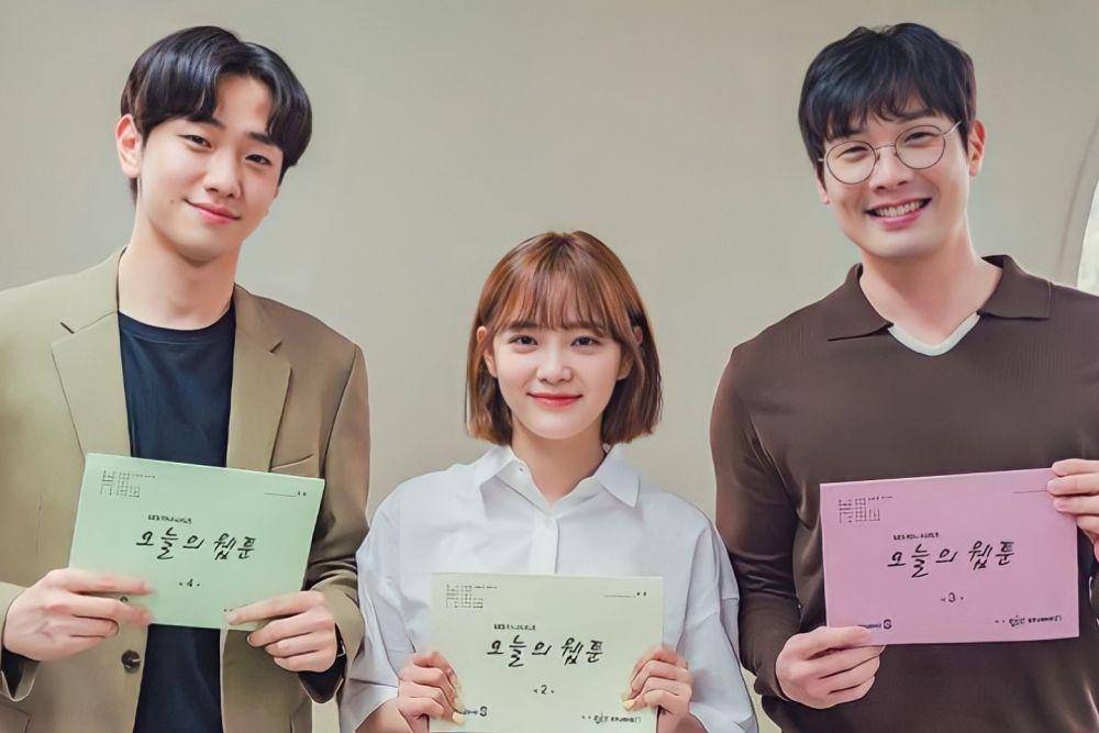Nam Yoon Su, Kim Se Jeong, dan Choi Daniel di pembacaan naskah drama Today's Webtoon (instagram.com/sbsdrama.official)