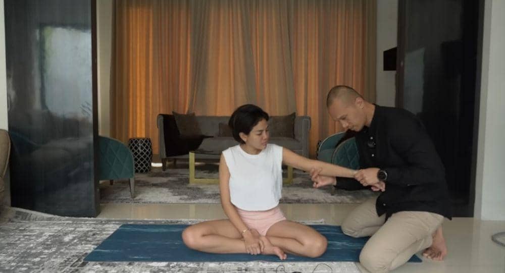 Nikita Mirzani dikeretek Bima Aryo. (instagram.com/BEEMZ ARYO)