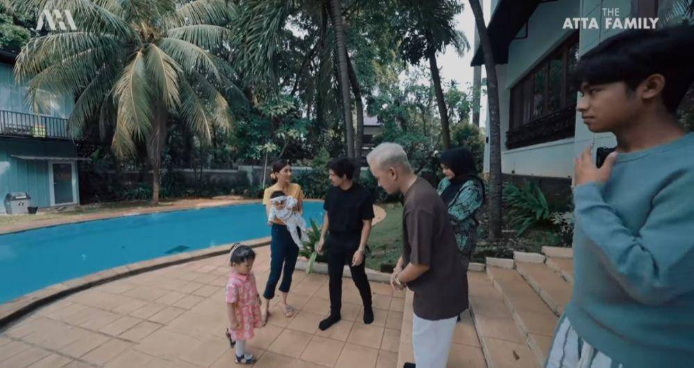 Atta, Aurel, dan Ameena bertamu ke rumah Ruben Onsu. (youtube.com/AH)