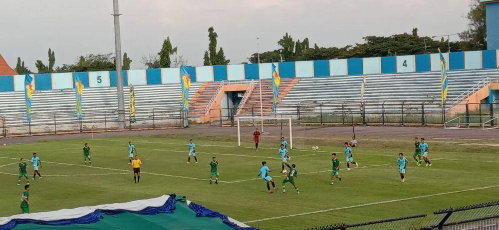 Laga persahabatan antara Persela Lamongan vs PSMS Medan di Stadion Surajaya Lamongan. IDN Times/Imron