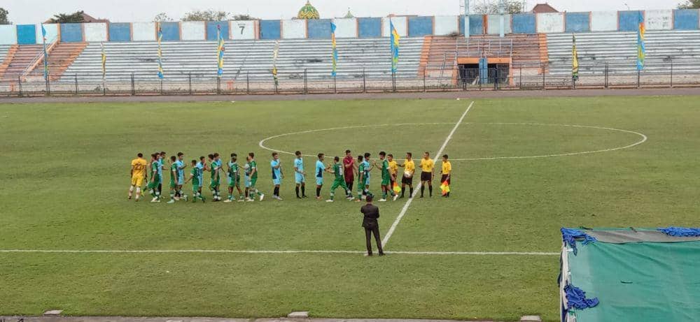 Laga persahabatan antara Persela Lamongan vs PSMS Medan di Stadion Surajaya Lamongan. IDN Times/Imron