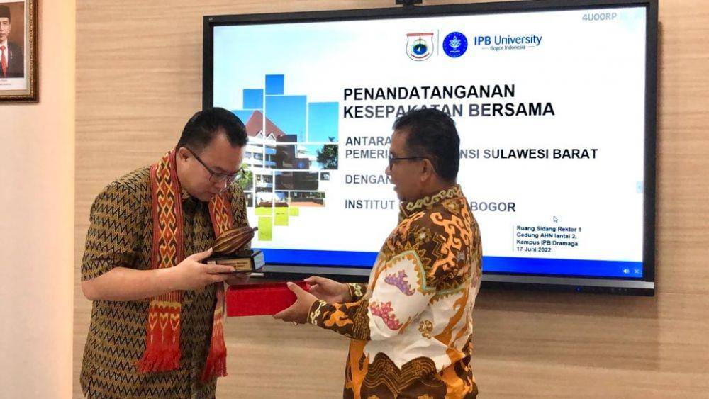 Penandatanganan MoU terkait pengelolaan data desa presisi di tanah Mandar antara Pj Gubernur Sulbar Akmal Malik dan Rektor IPB Prof Arif Satria di Kampus IPB Dramaga Bogor, Jumat (17/6/2022). Humas Pemprov Sulbar