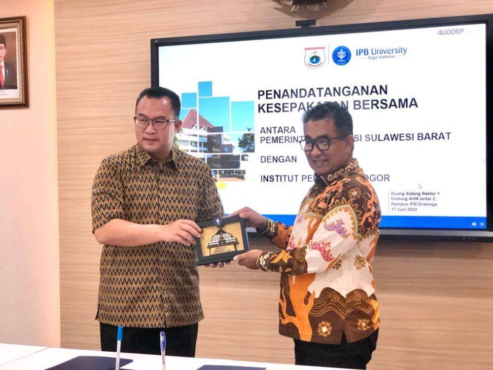 Penandatanganan MoU terkait pengelolaan data desa presisi di tanah Mandar antara Pj Gubernur Sulbar Akmal Malik dan Rektor IPB Prof Arif Satria di Kampus IPB Dramaga Bogor, Jumat (17/6/2022). Humas Pemprov Sulbar