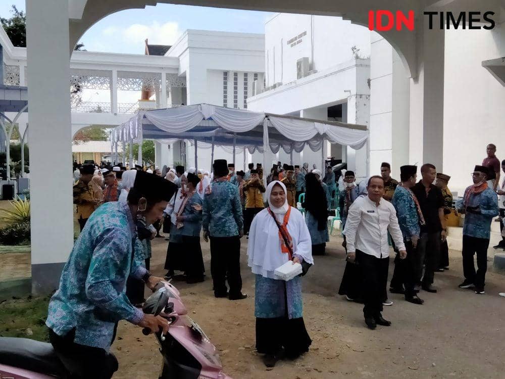 Suasana pasca pelepasan jama'ah haji di halaman Kantor Walikota Bima. (Juliadin/IDN Times)