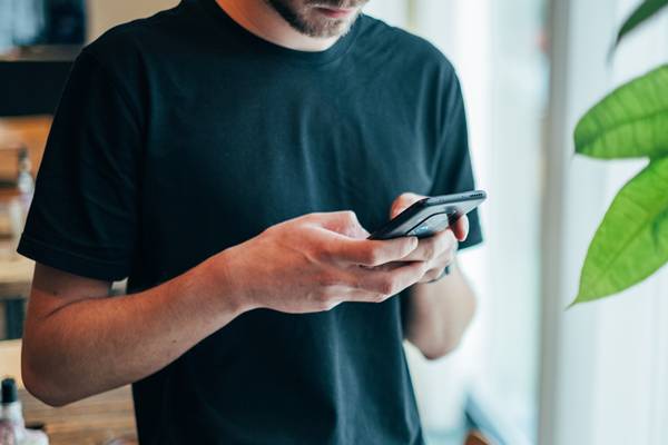 Cara memulai percakapan di Bumble dengan menyampaikan sapaan singkat (unsplash.com/jonasleupe)
