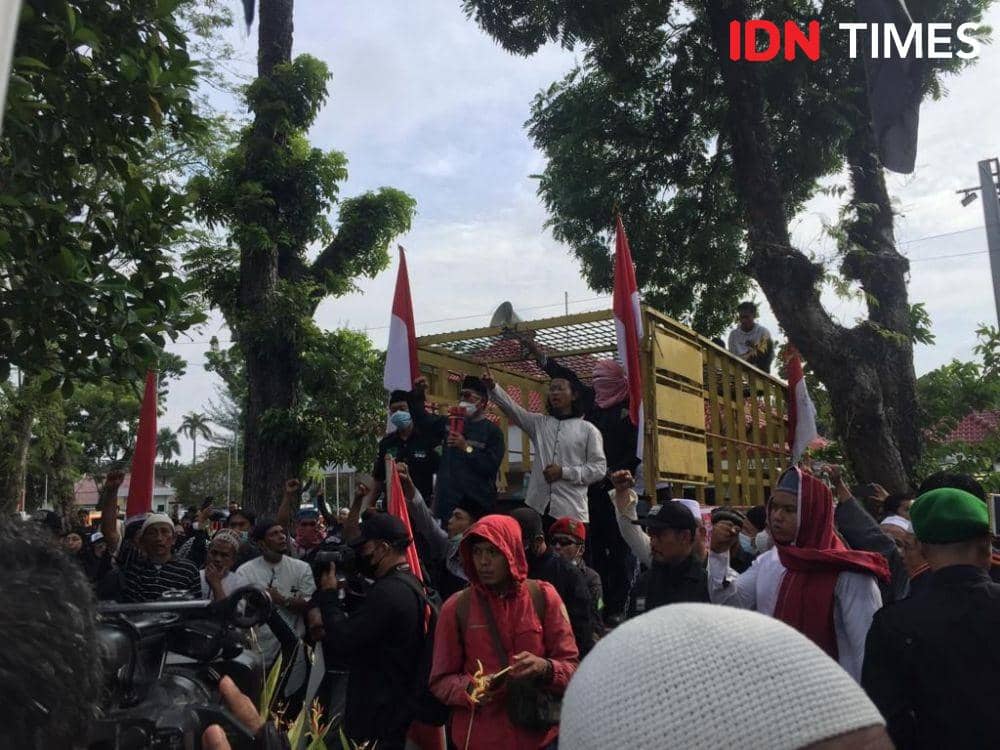 Massa mendemo Konjen India di Medan, Jumat (17/6/2022) (IDN Times/Prayugo Utomo)