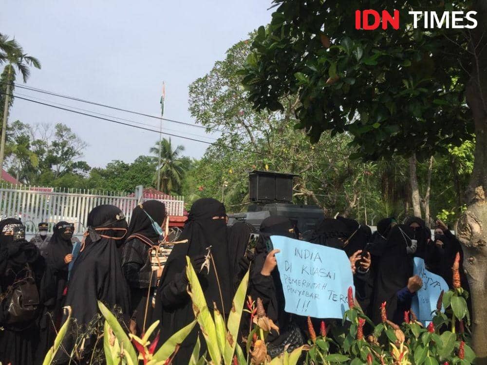 Massa mendemo Konjen India di Medan, Jumat (17/6/2022) (IDN Times/Prayugo Utomo)