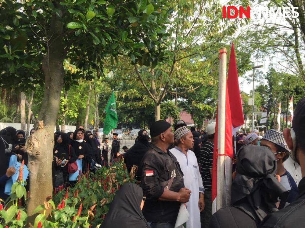 Massa mendemo Konjen India di Medan, Jumat (17/6/2022) (IDN Times/Prayugo Utomo)