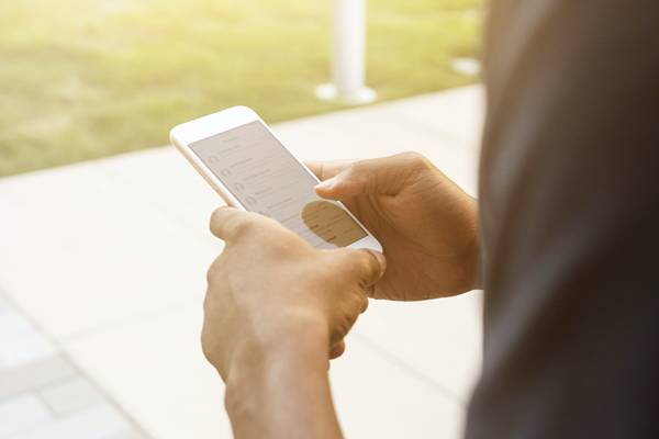 Cara memulai percakapan di dating apps (unsplash.com/linkedinsalesnavigator)
