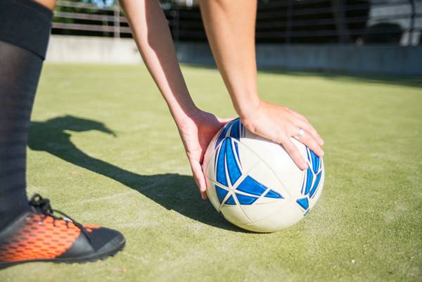 Perbedaan bola besar dan bola kecil berdasarkan warna bola (freepik.com)