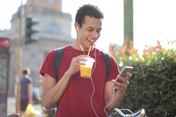 Cara memulai percakapan di Bumble dengan memuat obrolan tetap seru (pexels.com/olly)