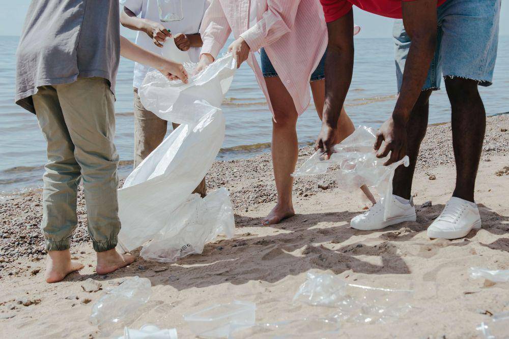 ilustrasi gotong royong membersihkan sampah di pantai (pexels.com/Ron Lach)