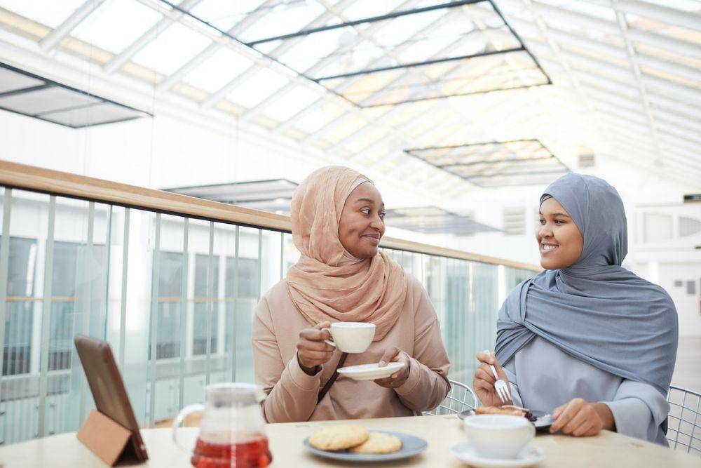 ilustrasi mengobrol dengan teman (pexels.com/Werner Pfennig)