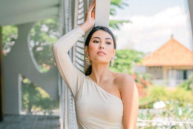 9 Potret Menawan Frederika Alexis Cull saat Kenakan Outfit Putih