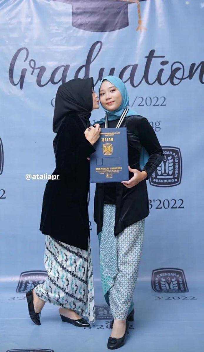 Camillia Laetitia Azzahra dan sang ibu. Instagram.com/camilliazr