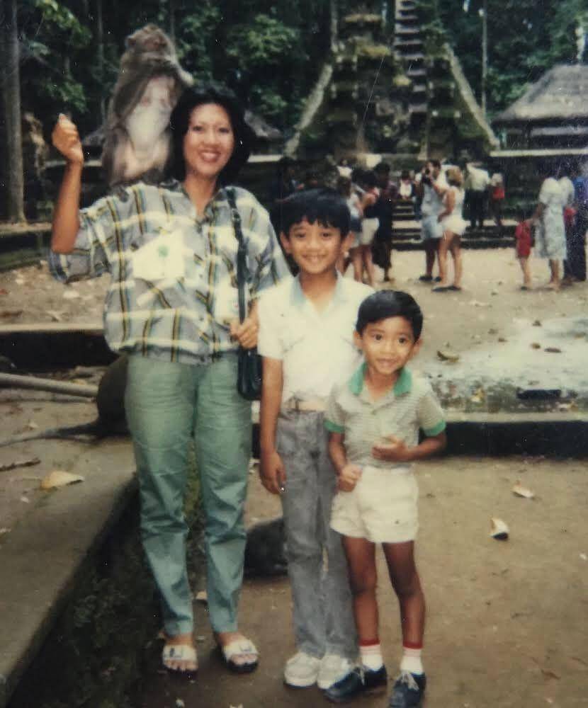 AHY bersama ibunya (alm) dan adiknya di obyek wisata Sangeh, Badung, Bali. (facebook.com/AHYudhoyono)