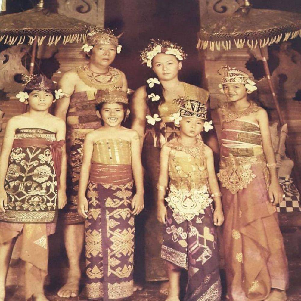 Ahok (depan, kanan) saat berfoto bersama keluarga menggunakan pakaian adat Bali. (instagram.com/basukibtp)