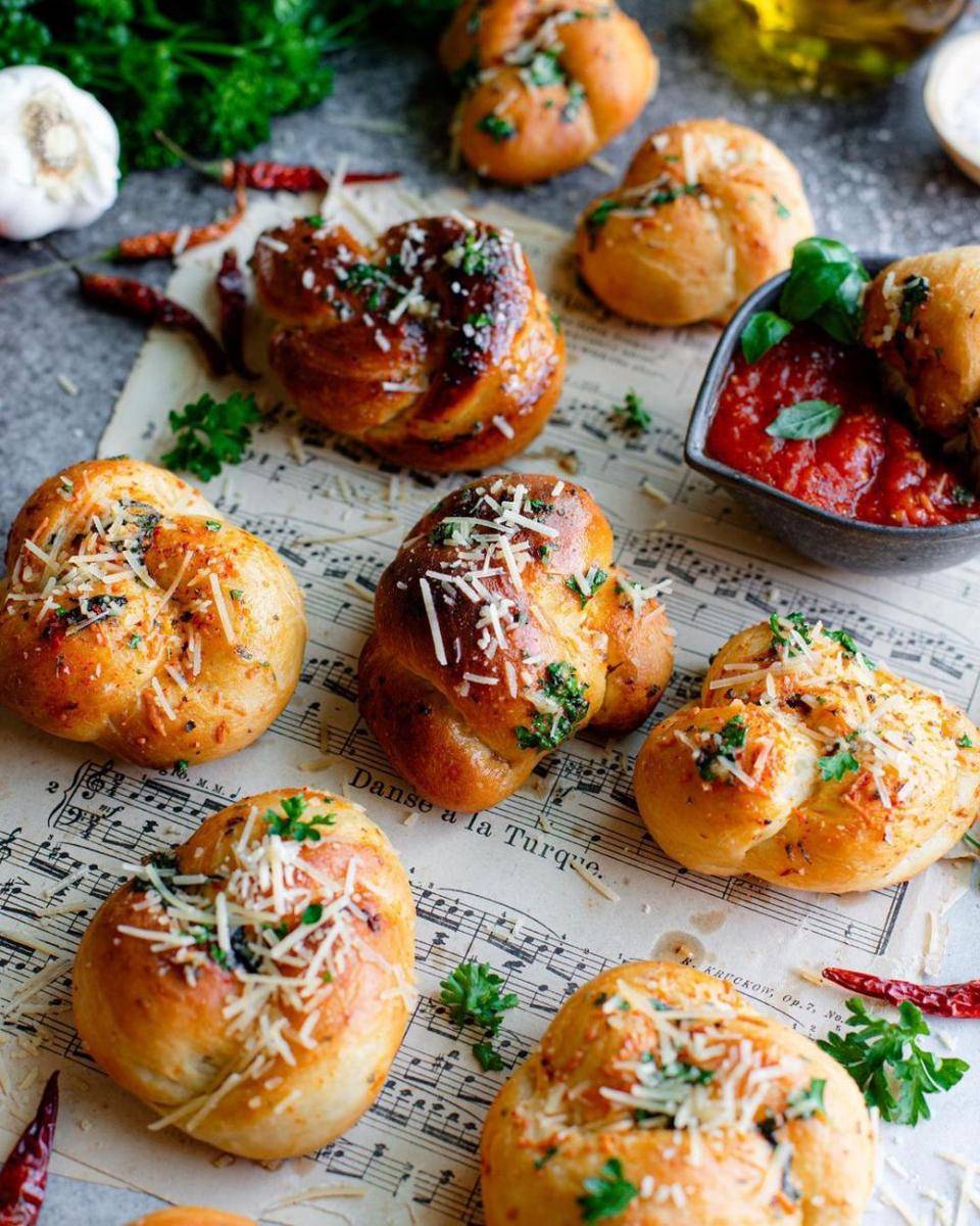 garlic knots (instagram.com/turkuazkitchen)