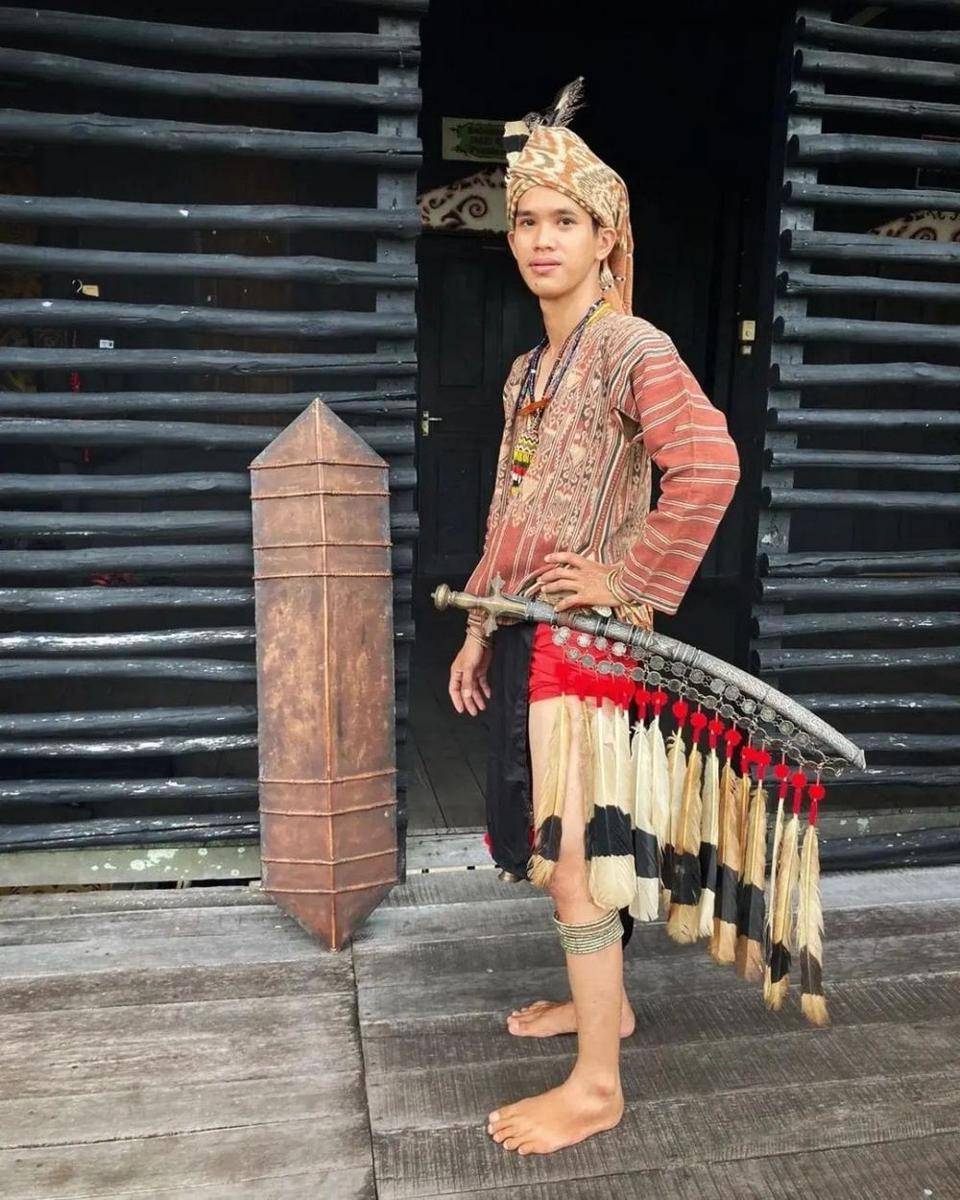 ilustrasi pria Dayak mengenakan pakaian adat (instagram.com/pagedayak)