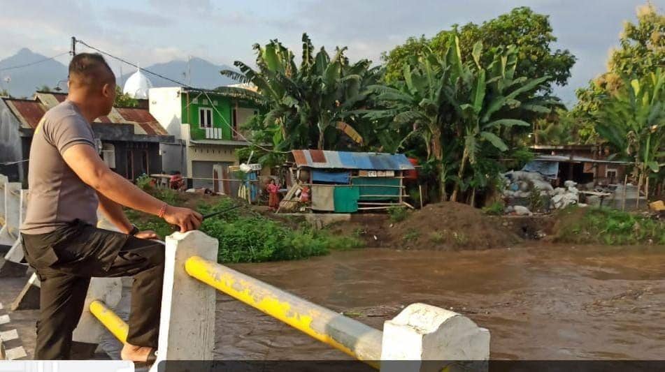 Kondisi Sungai Meninting yang meluap (Dok Polresta Mataram)